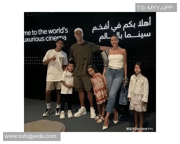 足球明星温情瞬间抱孩子展现父爱与运动激情的完美结合